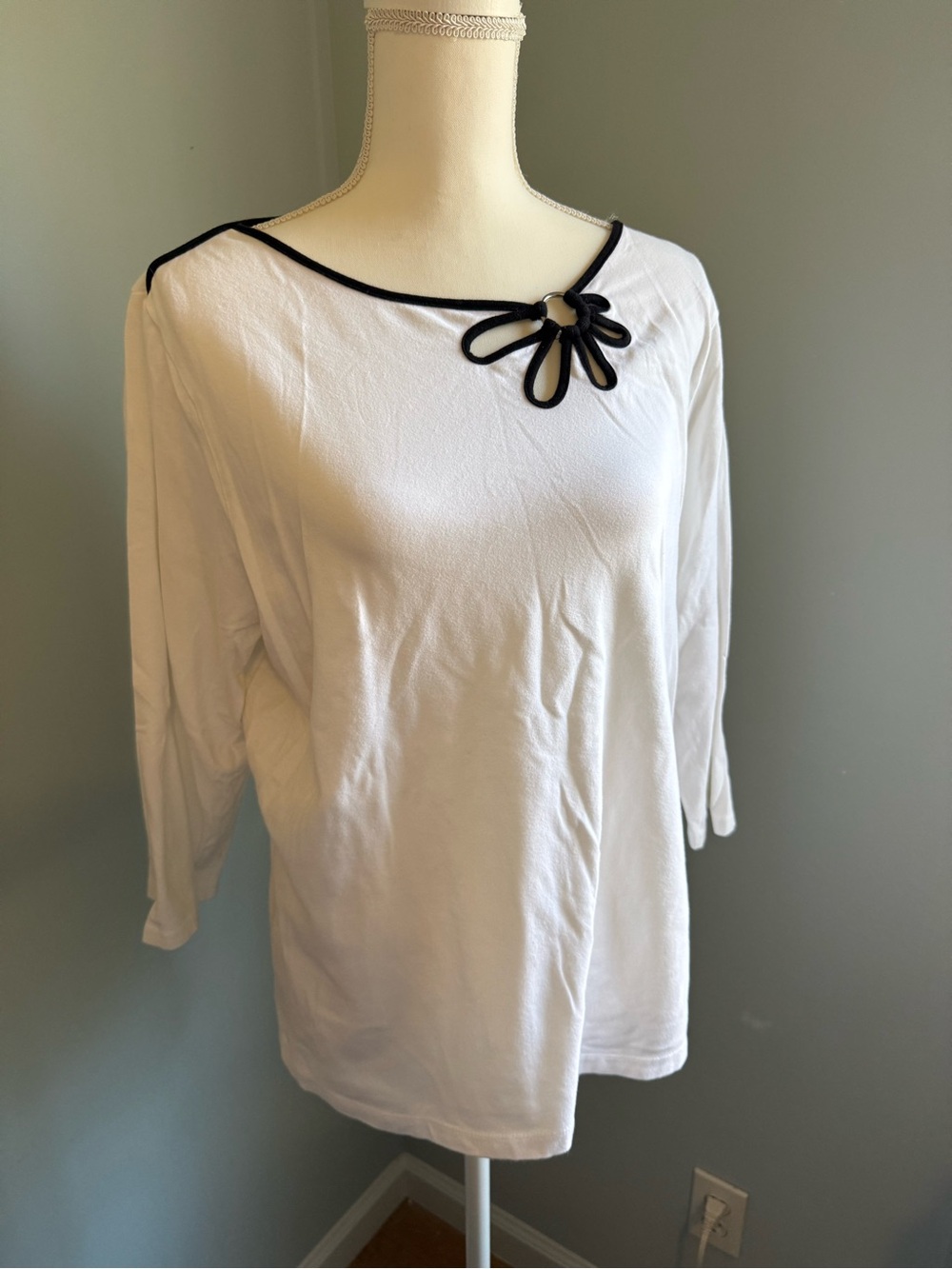 Nouveaux 1X white blouse with black trim bow.